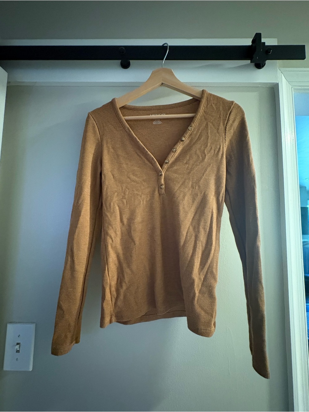American Eagle Outfitters Ribbed Long-Sleeve Henley Top in Camel Brown
